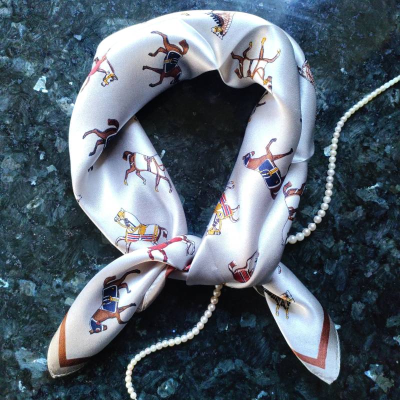 Seidentuch Aus Echter Maulbeerseide Eleganter Hochwertiger Seidenschal Luxus Mode Pferde Accessoire Old Money Weihnachten Reiter Halstuch von Silquora