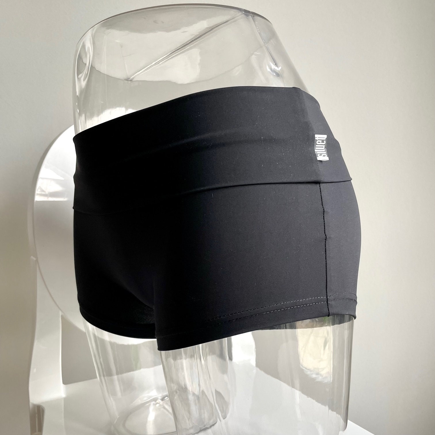 Shorts Umschlagen in Schwarz von Siluetmode