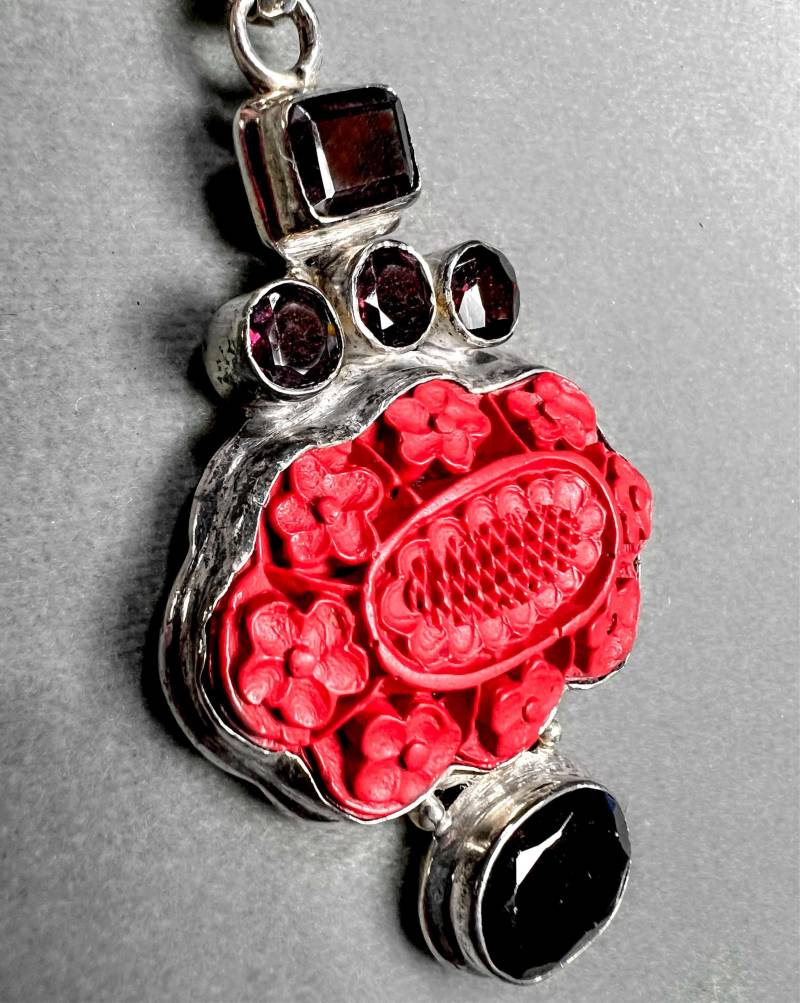 Cinnabar Floral Carving Facettierter Granat Sterling Silber Anhänger P660 von Silvagem