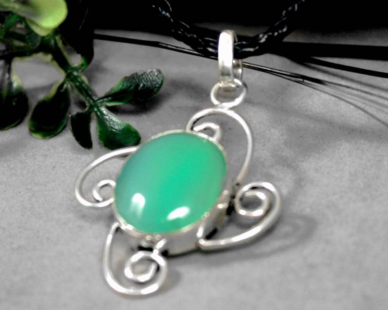 "Grüne Jade Sterling Filligrane Oval Chakra Anhänger 18 "Geflochtenes Echtleder Halskette 7794." von Silvagem