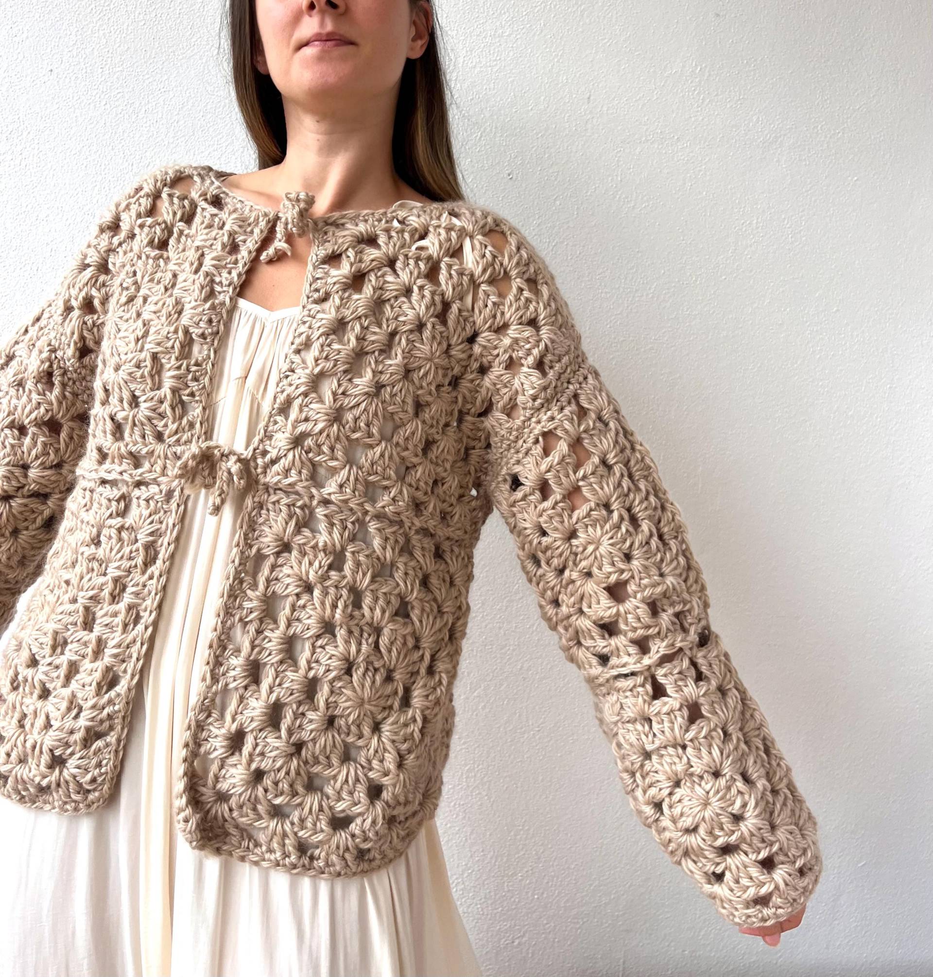 Beige Wolljacke, Strickjacke Mit Krawattenfront, Häkelpullover, Granny Square Cardigan, Herbststil, Grobe Strickjacke, Warme Häkeljacke von SilveiraHandmade