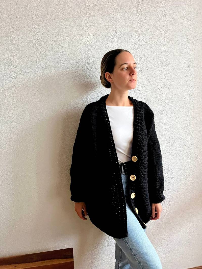 Handgemachte Strickjacke, Häkeljacke, Oversized-Jacke, Button-Down-Strickjacke, Graue Wolljacke, Damen-Strickjacke von SilveiraHandmade