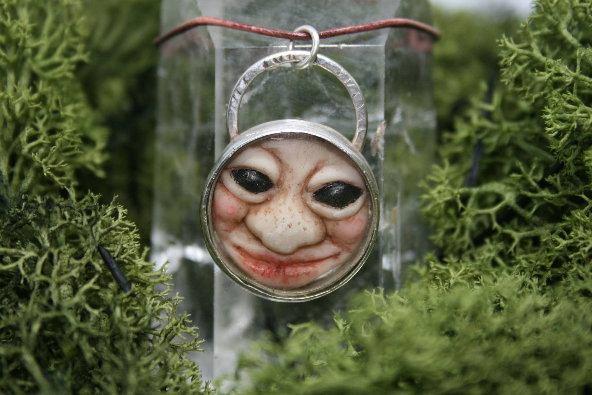 Handgefertigter Sterling 925 Silber Trapped Goblin Anhänger, Gestempelt Handgefertigter Sterling 925 Silber Trapped Goblin Anhänger, Gestempelt von Silvenwitch