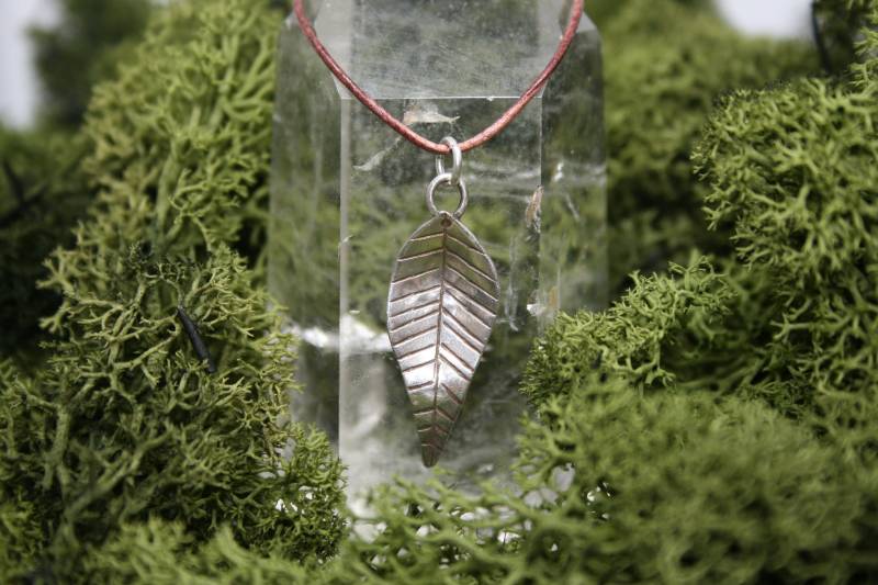 Handgemachte Sterling 925 Silber Einfache Blatt Anhänger, Gepunzt Handgemachte Sterling 925 Silber Einfache Blatt Anhänger, Gepunzt von Silvenwitch