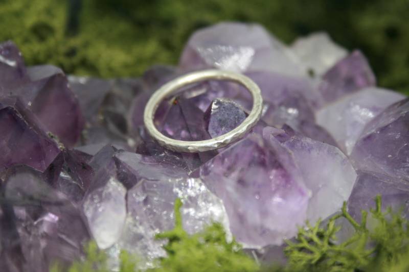 Handgemachte Sterling 925 Silber Gehämmert Stapelband Ring, Gepunzt Handgemachte Sterling 925 Silber Gehämmert Stapelband Ring, Gepunzt von Silvenwitch