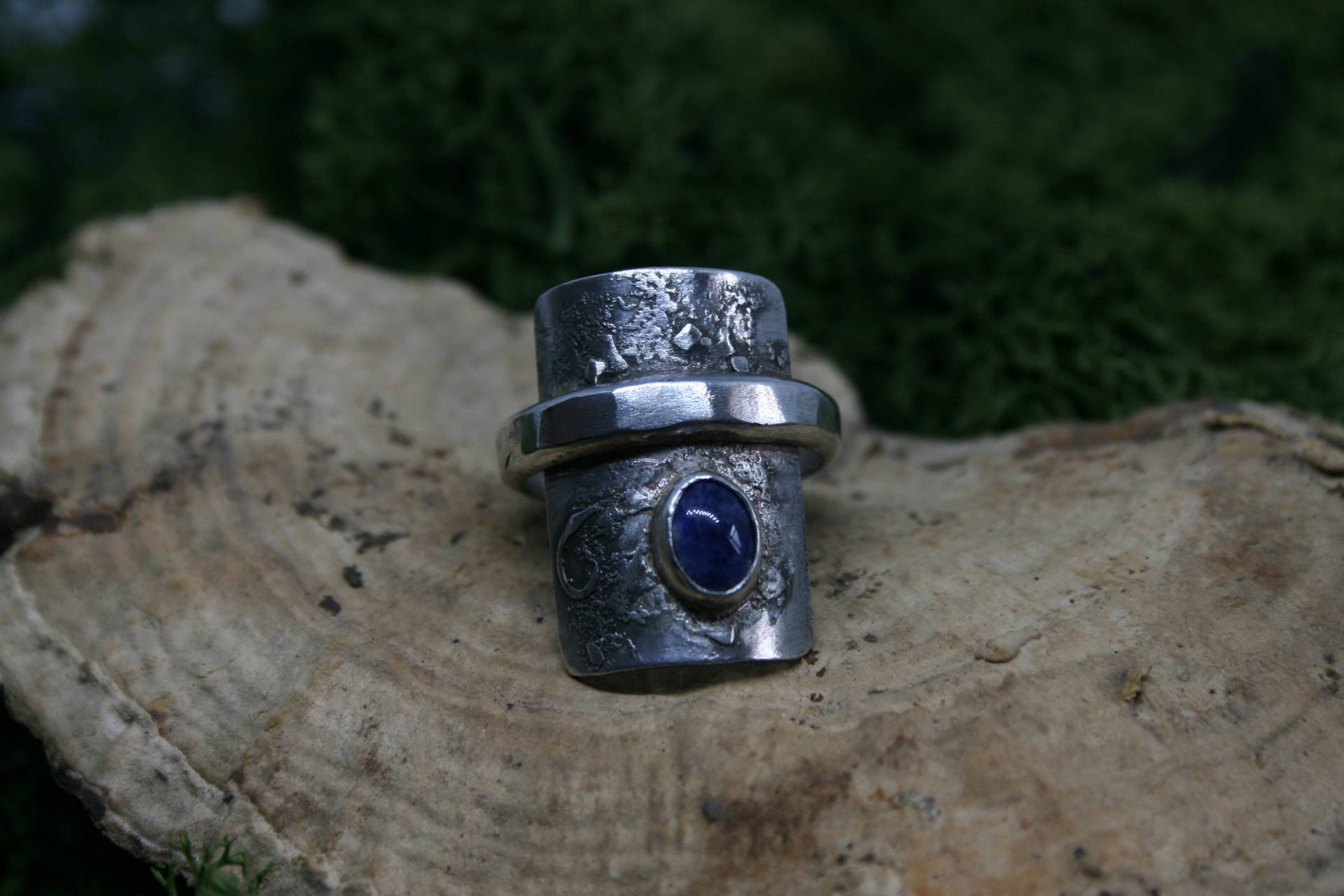Handgemachte Sterling 925 Silber Gepunzten Reticulated Schild Ring Mit Lapis Lazuli Handgemachte Sterling 925 Silber Gepunzten Reticulated Schild Ring Mit Lapis Lazuli von Silvenwitch