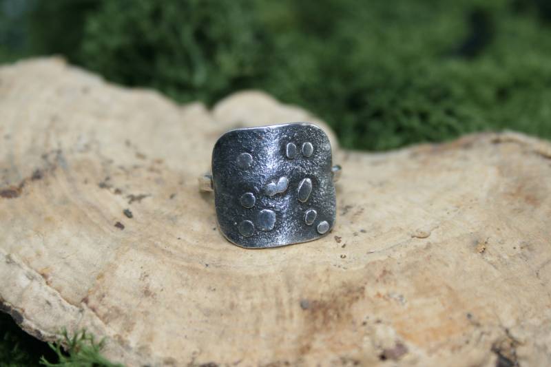 Handgemachte Sterling 925 Silber Gepunzten Retikulierten Platz Sheild Ring Handgemachte Sterling 925 Silber Gepunzten Retikulierten Platz Sheild Ring von Silvenwitch