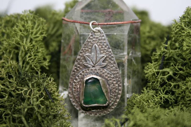 Handgemachte Sterling 925 Silber Grün Achat Anhänger Mit Efeu Blatt Detail, Gepunzt von Silvenwitch