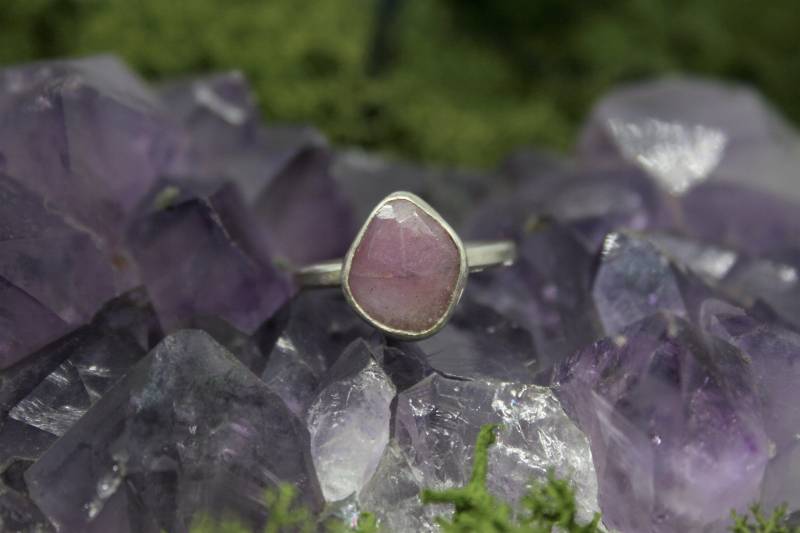 Handgemachte Sterling 925 Silber Rose Geschnitten Rosa Saphir Ring, Gepunzt Handgemachte Sterling 925 Silber Rose Geschnitten Rosa Saphir Ring, Gepunzt von Silvenwitch