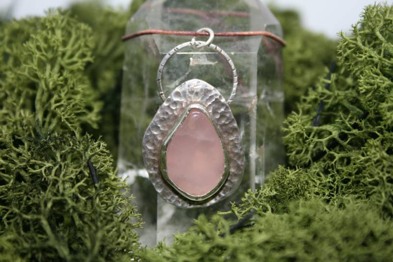 Handgemachte Sterling 925 Silber Rose Quarz Anhänger, Gepunzt Handgemachte Sterling 925 Silber Rose Quarz Anhänger, Gepunzt von Silvenwitch