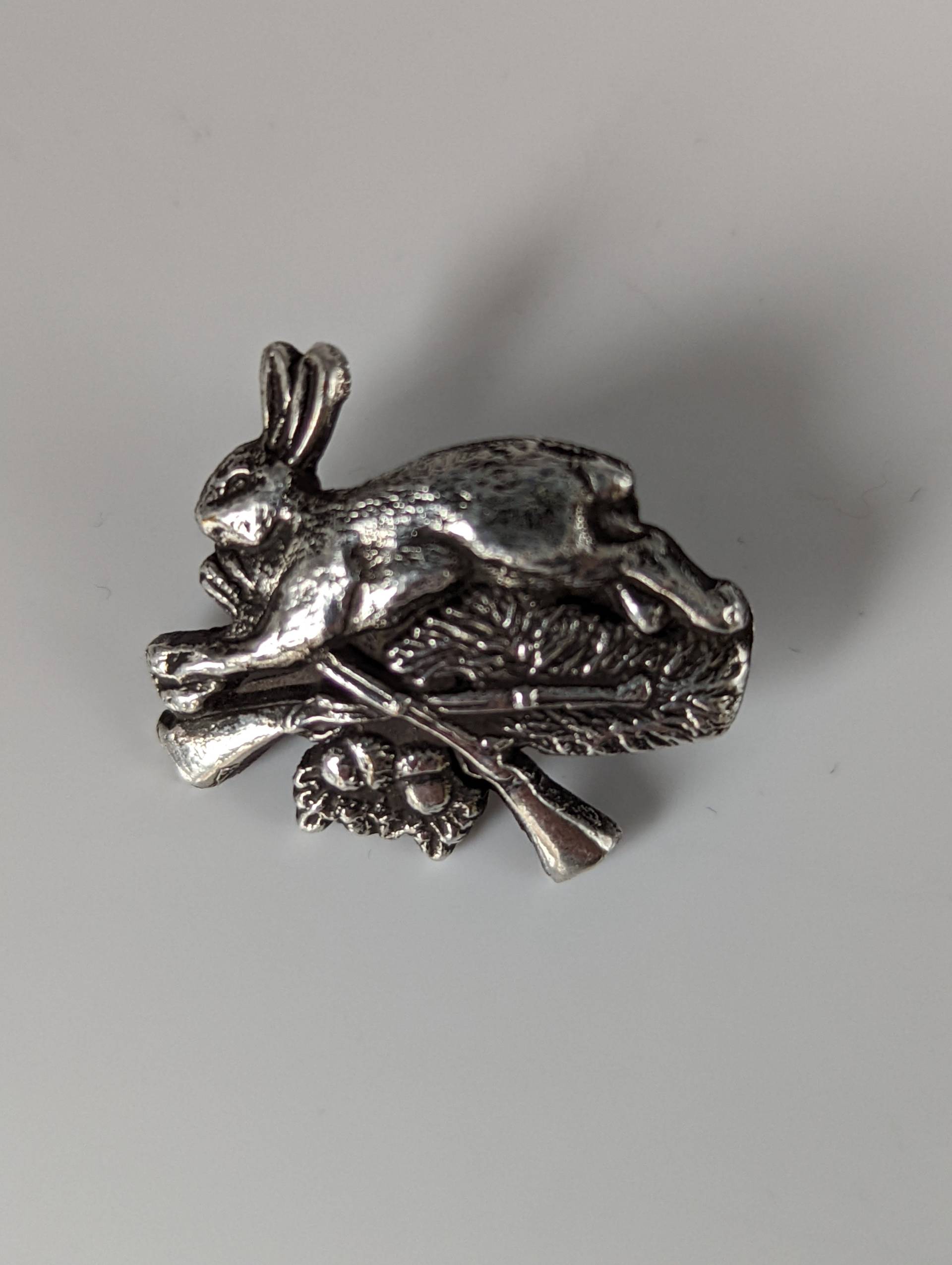Silbernes Ross Hasenjagd Silberbrosche von Silver Steed