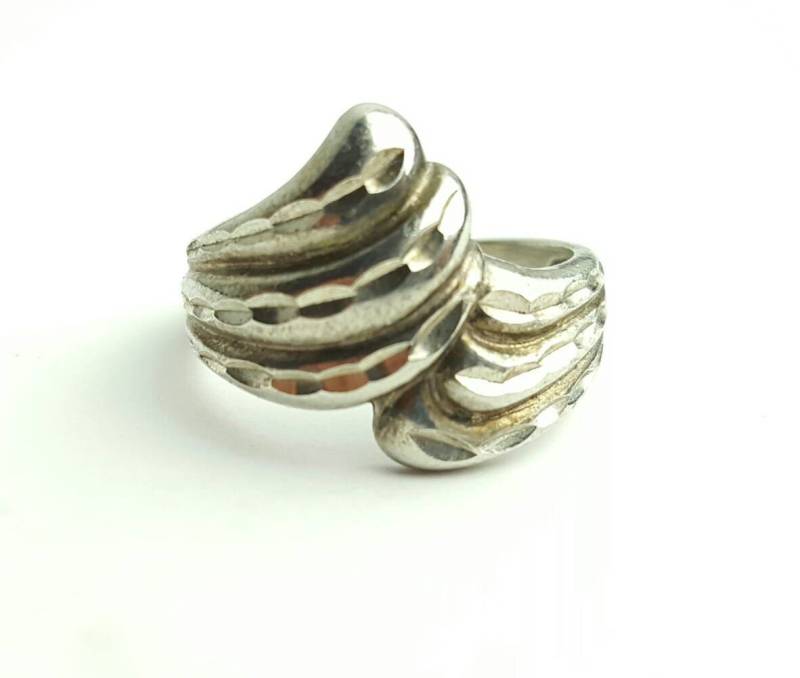 Abstrakter Vintage Silberring Mit Gewellter Zackenstruktur Abstrakter Vintage Silberring Mit Gewellter Zackenstruktur von SilverAppleGalleries