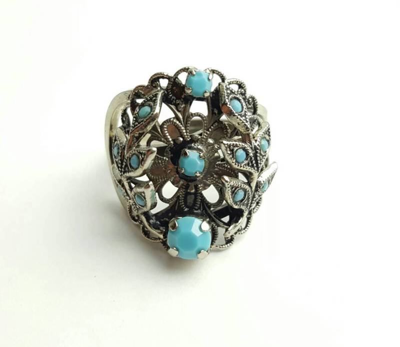 Auffälliger Vintage Jugendstil Ring Aus Silberfarbenem Metall Mit Leuchtend Blauen Facettierten Edelsteinen - Größe 8 Auffälliger Vintage Jugendstil Ring Aus Silberfarbenem Metall Mit Leuchtend Blauen Facettierten Edelsteinen - Größe 8 von SilverAppleGalleries