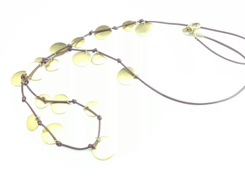 Boho Hippie Retro Vintage Lederband Halskette Mit Goldfarbenen Scheiben - 72cm Länge von SilverAppleGalleries