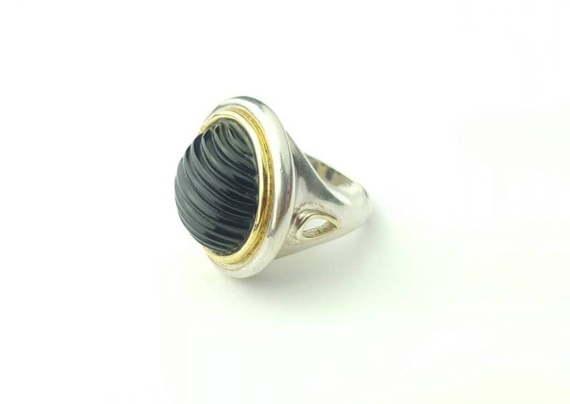 Kühner Vintage-Ring Aus Sterlingsilber Und Geschnitztem Schwarzem Stein Mit Goldfarbenem Rand - Größe 6, 75 Kühner Vintage-Ring Aus Sterlingsilber Und Geschnitztem Schwarzem Stein Mit Goldfarbenem Rand - Größe 6, 75 von SilverAppleGalleries