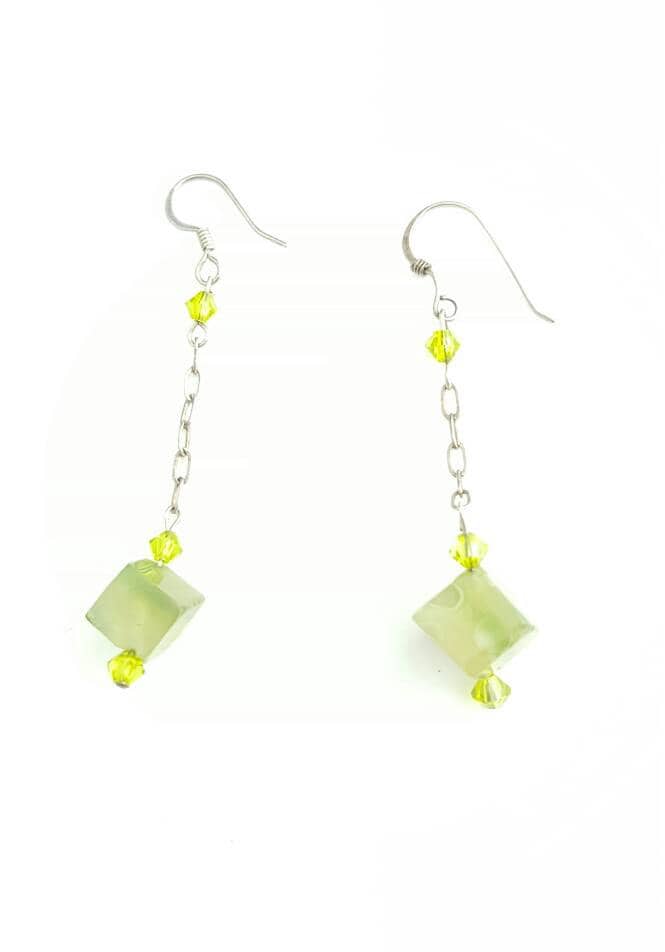 Retro Ohrringe Mit Grünem Würfel Und Zierlichen Grünen Perlen An Langer Kette Retro Ohrringe Mit Grünem Würfel Und Zierlichen Grünen Perlen An Langer Kette von SilverAppleGalleries