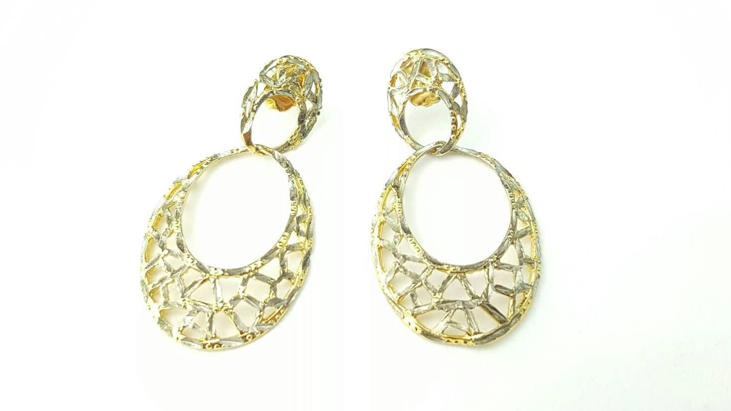 Retro Vintage Sterling Silber Gold Tone Zwei Stück Texturierte Filigrane Oval Schild Baumeln Ohrringe Mit Ohrstecker Beiträge Retro Vintage Sterling Silber Gold Tone Zwei Stück Texturierte Filigrane Oval Schild Baumeln Ohrringe Mit Ohrstecker Beiträge von SilverAppleGalleries