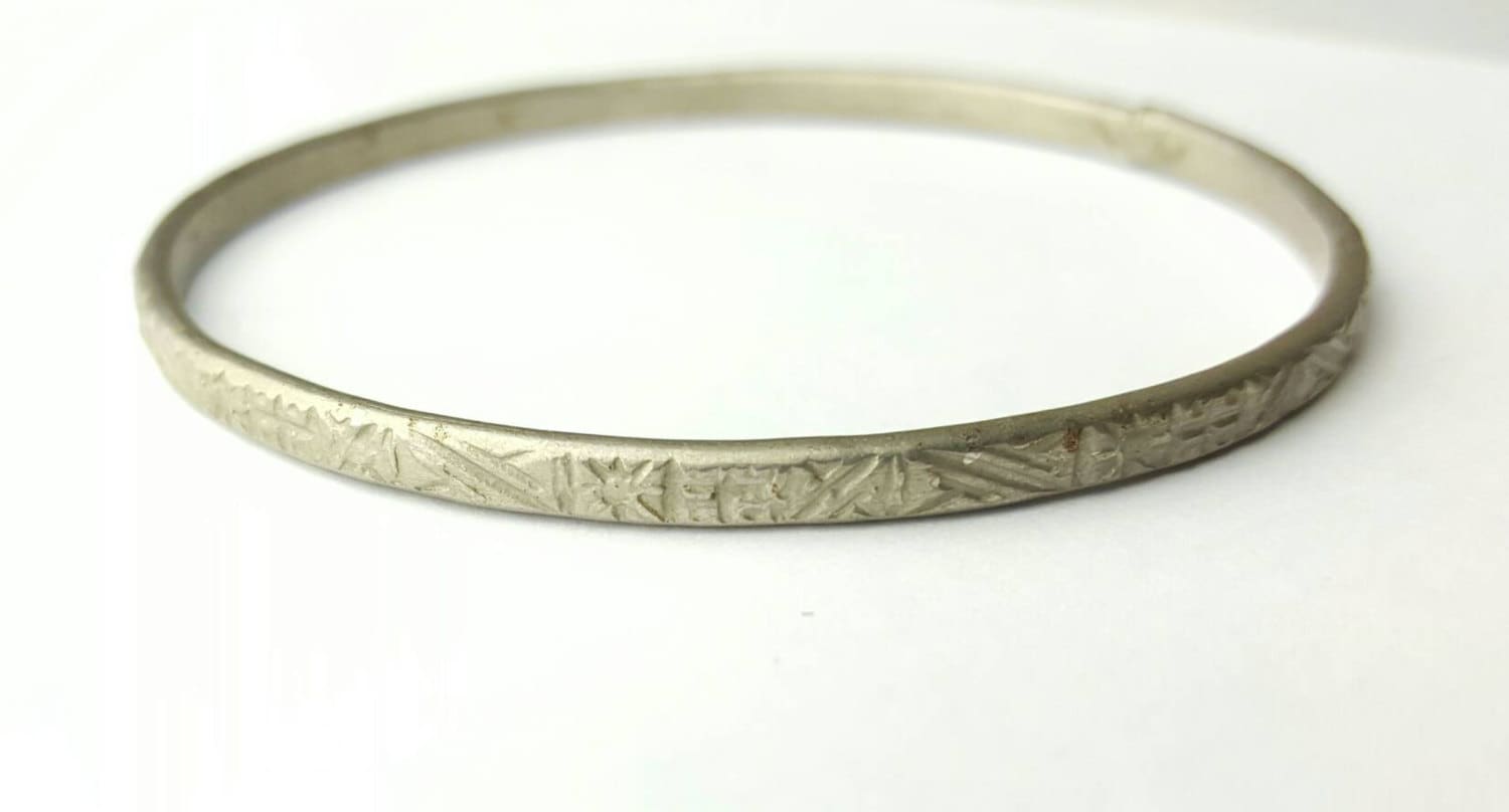 Rustikaler Vintage Metall Geschnitztes Muster Strukturiertes Armreif - 2, 5 Zoll Durchmesser Rustikaler Vintage Metall Geschnitztes Muster Strukturiertes Armreif - 2, 5 Zoll Durchmesser von SilverAppleGalleries