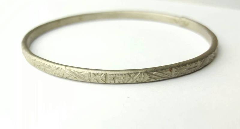 Rustikaler Vintage Metall Geschnitztes Muster Strukturiertes Armreif - 2, 5 Zoll Durchmesser Rustikaler Vintage Metall Geschnitztes Muster Strukturiertes Armreif - 2, 5 Zoll Durchmesser von SilverAppleGalleries