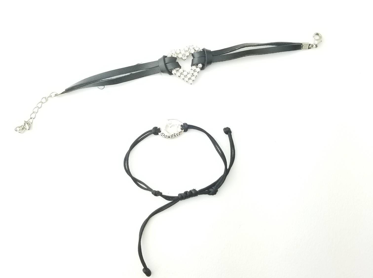 Set Von 2 Vintage Herz Auf Geknoteten Schwarzen Kordel Armbänder Mit Tochter Anhänger Und Strasssteinen Set Von 2 Vintage Herz Auf Geknoteten Schwarzen Kordel Armbänder Mit Tochter Anhänger Und Strasssteinen von SilverAppleGalleries