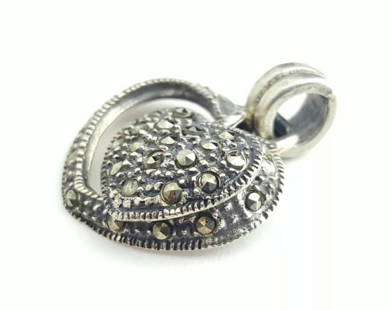 Vintage 2-Teiliger Beweglicher Baumelnder Herzanhänger Aus Silber Und Markasit Vintage 2-Teiliger Beweglicher Baumelnder Herzanhänger Aus Silber Und Markasit von SilverAppleGalleries