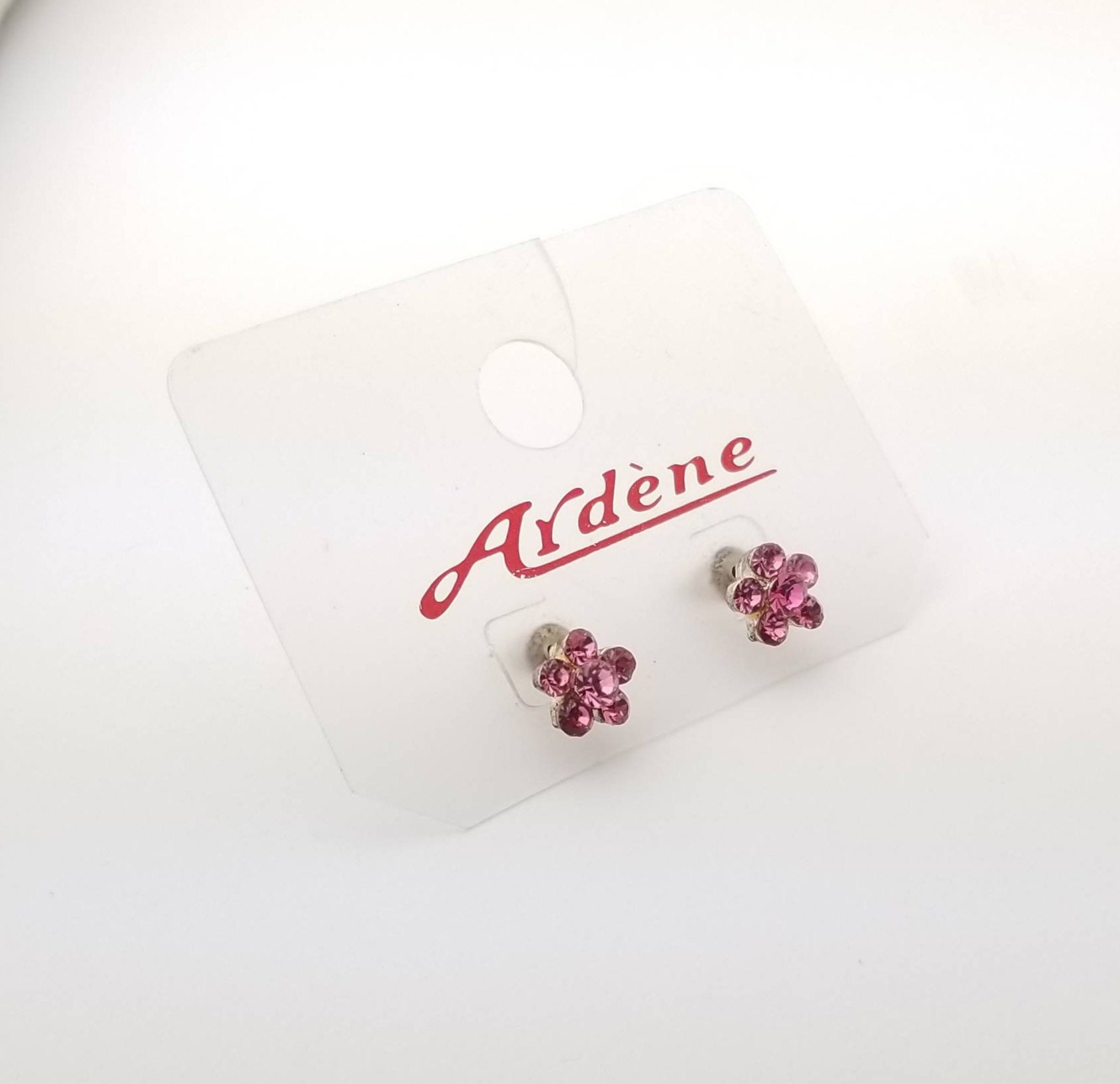 Vintage Ardene Pink Edelstein Kostüm Ohrring Mit 5 Blütenblättern in Silberfarbenem Metall - Originalverpackung Vintage Ardene Pink Edelstein Kostüm Ohrring Mit 5 Blütenblättern in Silberfarbenem Metall - Originalverpackung von SilverAppleGalleries