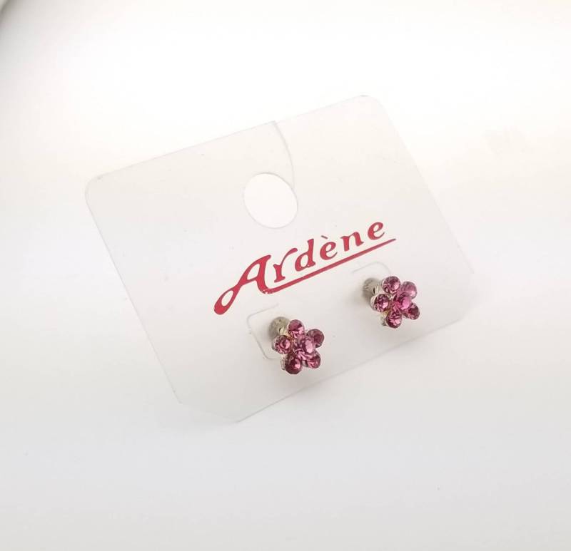 Vintage Ardene Pink Edelstein Kostüm Ohrring Mit 5 Blütenblättern in Silberfarbenem Metall - Originalverpackung Vintage Ardene Pink Edelstein Kostüm Ohrring Mit 5 Blütenblättern in Silberfarbenem Metall - Originalverpackung von SilverAppleGalleries