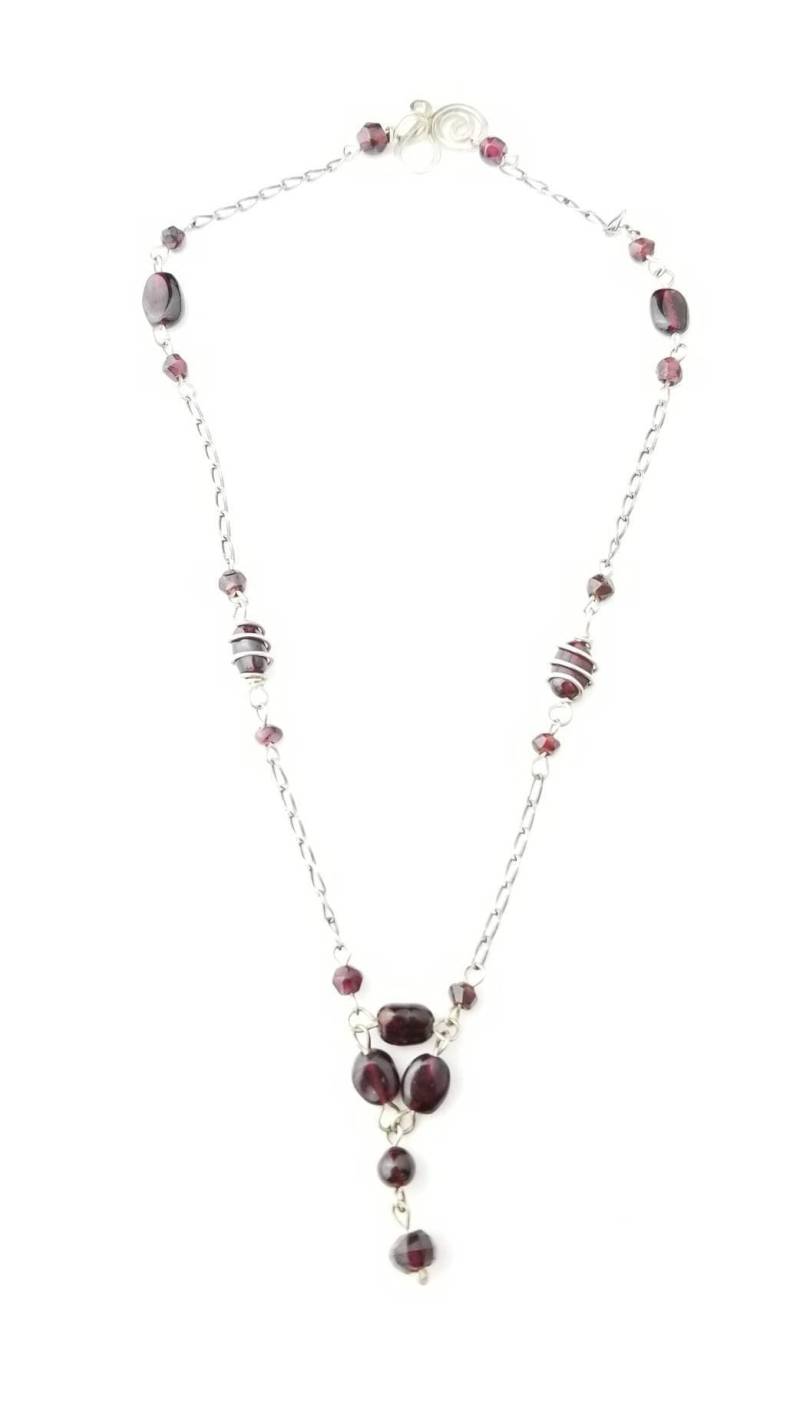 Vintage Artisan Sterling Silber Halskette Mit Hübsch Geformten Rosa-Violetten Edelsteinperlen Und Spiralverschluss - 16 Zoll Länge Vintage Artisan Sterling Silber Halskette Mit Hübsch Geformten Rosa-Violetten Edelsteinperlen Und Spiralverschluss - 16 Zoll Länge von SilverAppleGalleries