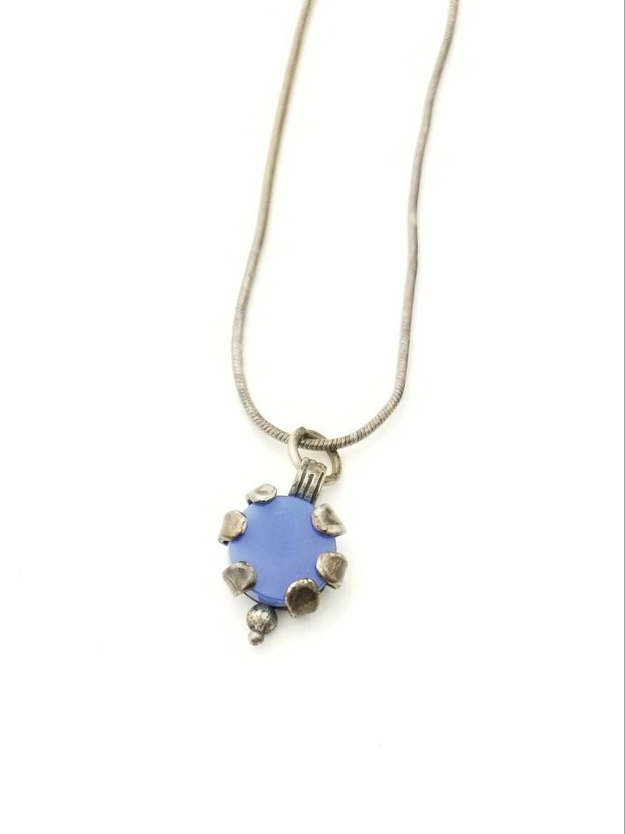 Vintage Handgefertigte Einzigartige Sterlingsilber-Halskette Mit Rundem Blauen Durchscheinenden Disk-Anhänger - 16-Zoll-Schlangenkette Vintage Handgefertigte Einzigartige Sterlingsilber-Halskette Mit Rundem Blauen Durchscheinenden Disk-Anhänger - 16-Zoll-Schlangenkette von SilverAppleGalleries