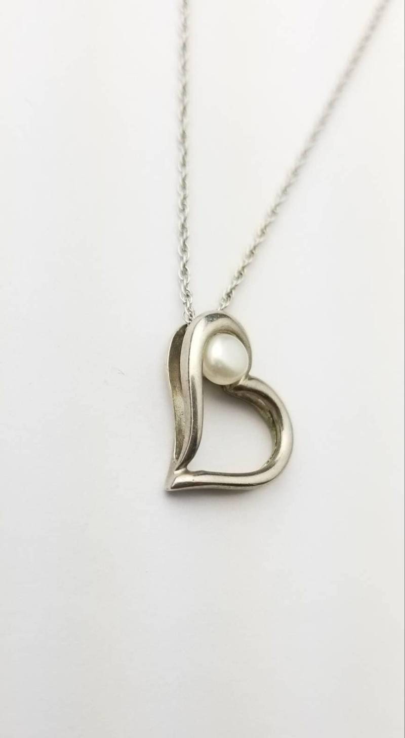 Vintage Modernist Sterling Silber Herz Halskette Mit Perle Und Dünner Spiral-Gliederkette Vintage Modernist Sterling Silber Herz Halskette Mit Perle Und Dünner Spiral-Gliederkette von SilverAppleGalleries