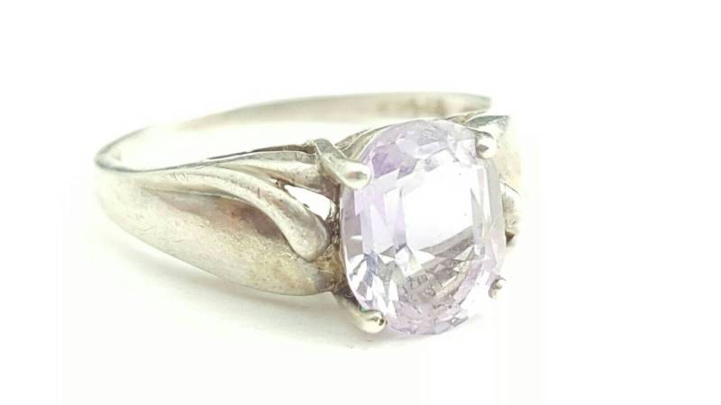 Vintage Signierter Sterling Silber Oval Cut Lila Amethyst Ring Mit Wellenakzenten - Größe 7, 5 Vintage Signierter Sterling Silber Oval Cut Lila Amethyst Ring Mit Wellenakzenten - Größe 7, 5 von SilverAppleGalleries