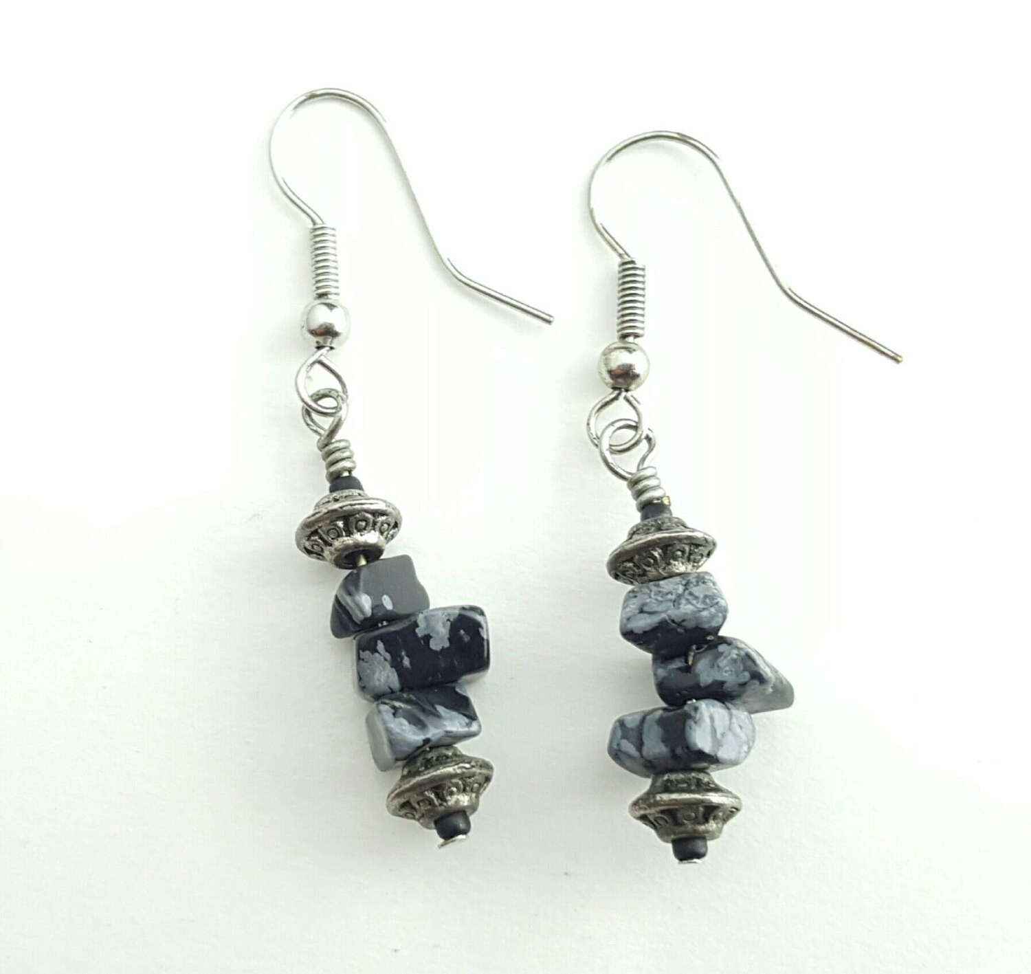 Vintage Silber Ton Und Schneeflocken Obsidian Perlen Ohrringe Vintage Silber Ton Und Schneeflocken Obsidian Perlen Ohrringe von SilverAppleGalleries