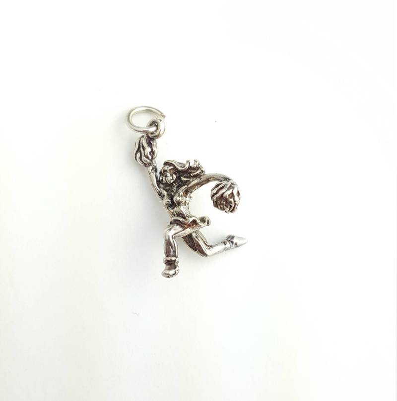 Vintage Sterling Silber Drei Dimensionale Cheerleader Mit Pom Poms Punch Up Anhänger Vintage Sterling Silber Drei Dimensionale Cheerleader Mit Pom Poms Punch Up Anhänger von SilverAppleGalleries