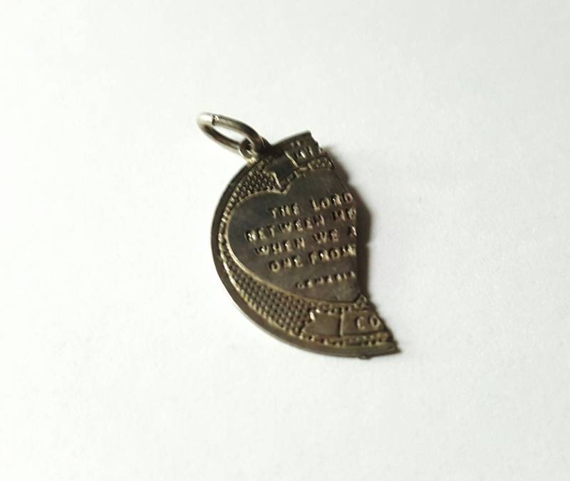 Vintage Sterling Silber Hälfte Der Runden Gebet Charm Vintage Sterling Silber Hälfte Der Runden Gebet Charm von SilverAppleGalleries