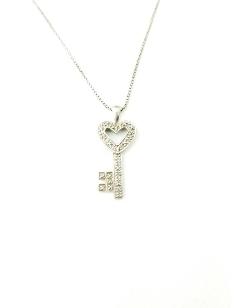 Vintage Sterling Silber Herz Skelett Schlüssel Anhänger Halskette Mit Perle & Winzigen Klaren Edelstein Akzente - 18-Zoll-Box-Kette Vintage Sterling Silber Herz Skelett Schlüssel Anhänger Halskette Mit Perle & Winzigen Klaren Edelstein Akzente - 18-Zoll-Box-Kette von SilverAppleGalleries