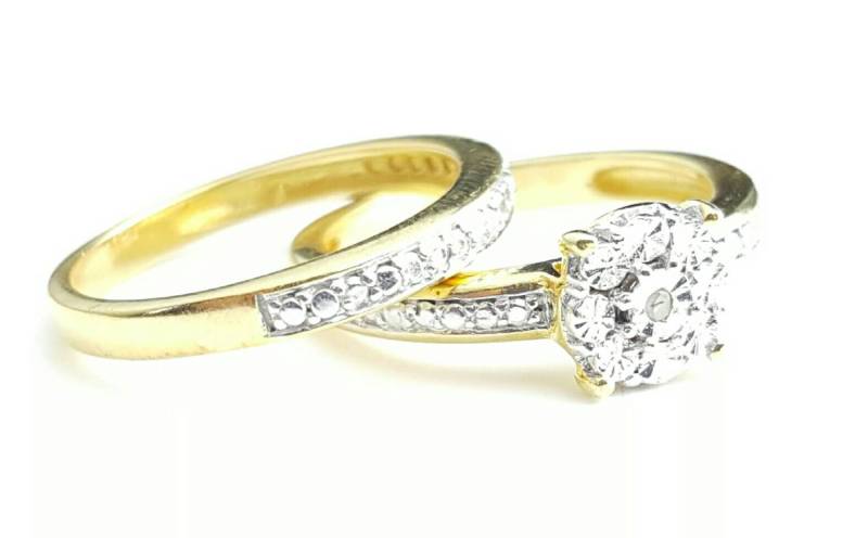 Vintage Zweiteiliges Stapelbares Verlobungsset Goldfarbenes Sterlingsilber Mit Winzigem Diamant - Größe 15.75 von SilverAppleGalleries