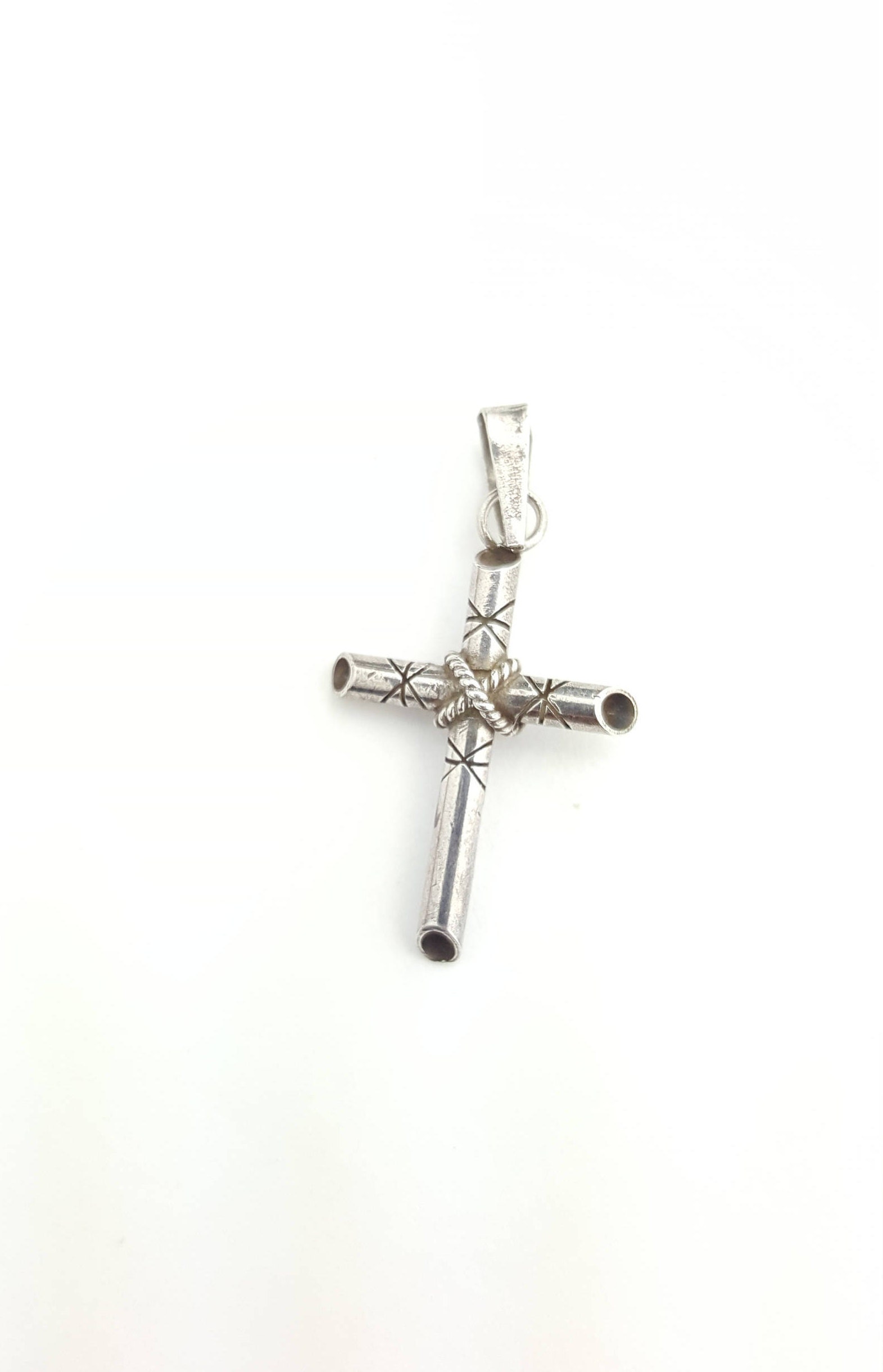 Zierlicher Vintage-Sterlingsilber-Hohler Primitiver Südwestlicher Stil Geätzter Kreuzanhänger Zierlicher Vintage-Sterlingsilber-Hohler Primitiver Südwestlicher Stil Geätzter Kreuzanhänger von SilverAppleGalleries