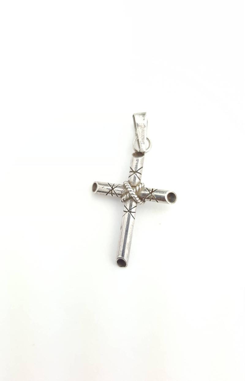 Zierlicher Vintage-Sterlingsilber-Hohler Primitiver Südwestlicher Stil Geätzter Kreuzanhänger Zierlicher Vintage-Sterlingsilber-Hohler Primitiver Südwestlicher Stil Geätzter Kreuzanhänger von SilverAppleGalleries
