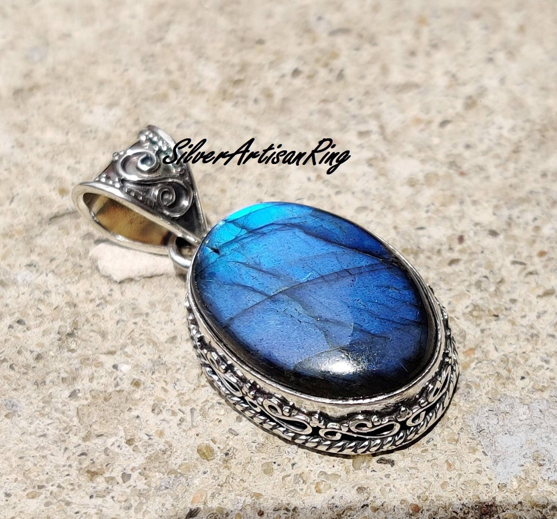Natural Labradorite Pendant 925 Sterling Silver Blue Flash Oval Pendant Exquisite Gift Jewelry Free Shipping Natural Labradorite Pendant 925 Sterling Silver Blue Flash Oval Pendant Exquisite Gift Jewelry Free Shipping von SilverArtisanRing