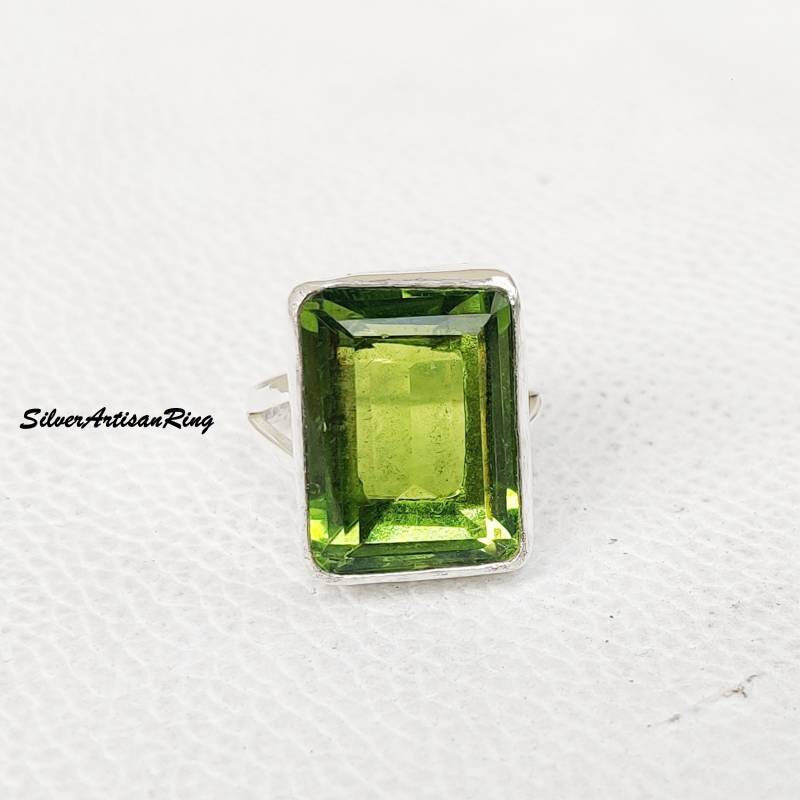 Peridot Ring ~ 925 Sterling Silver Handmade Bohemian Dainty Rectangle Stone Shape Women von SilverArtisanRing