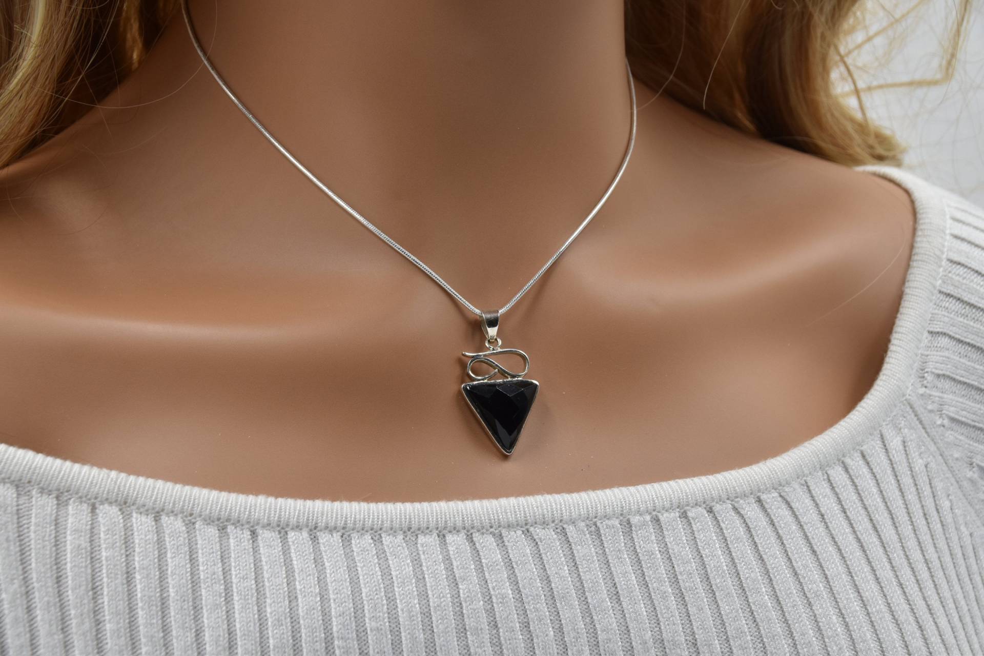 Dreieckiger Facettierter Anhänger Aus Echtem Schwarzen Onyx - Besetzt Mit 925Er Sterlingsilber von SilverBeachJewels
