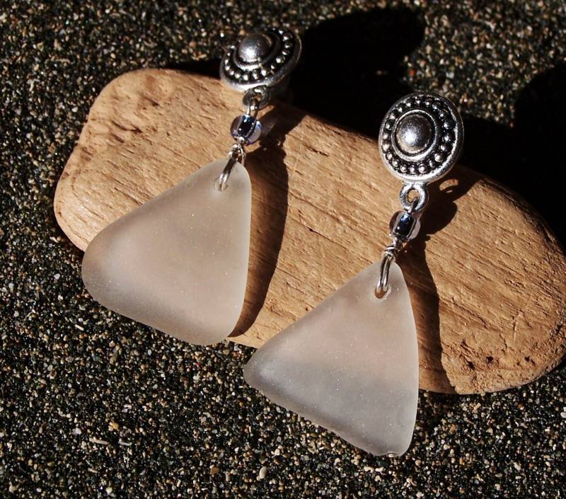 Meer Glasohrringe - Große Frostig Weiße Dreiecke Mit Himmelblau Glas Bead Akzente Auf Sterling Silber Beschichtet Zinn Knopf Beiträge Ew 41 von SilverBeachSeaGlass