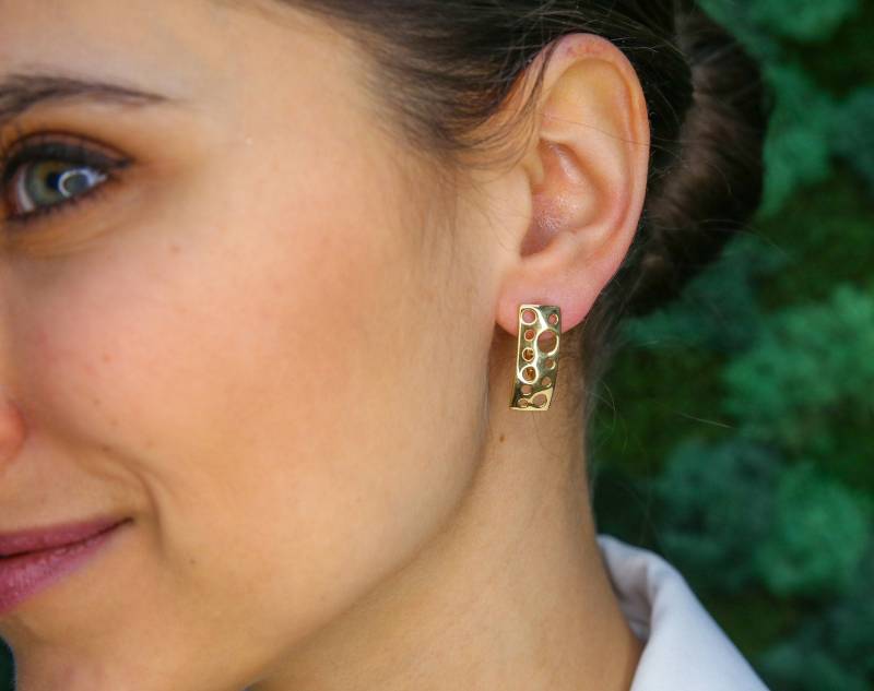 Gold Blase Ohrringe, Lange Ohrstecker, Käse Löcher Vergoldete Undichte Statement Vermeil von SilverByAdina
