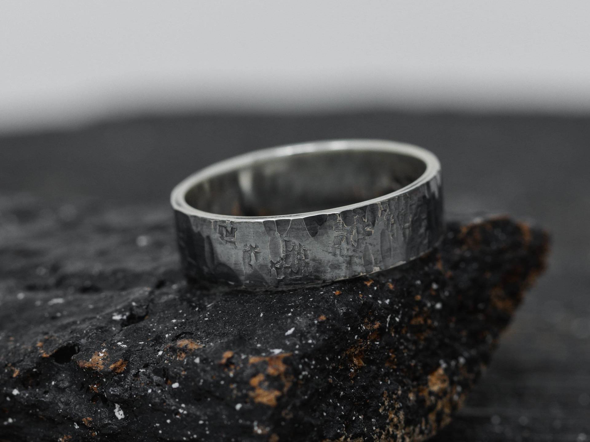 6mm Breiter Rustikaler Ring Aus Sterlingsilber, Herren Ehering, Unisex Ring, Handgemachter Geprägter Gehämmerter Strukturierter Geschenk Für Sie von SilverCaveDesigns