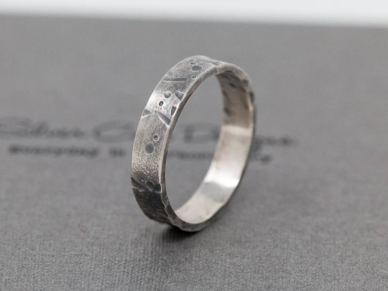 Amor Aeternus Ring, Handgemusterter 4 Mm Sterling Silber Band, Handgeprägter Statement Rustikal, Bio, Himmlisch, Unisex von SilverCaveDesigns