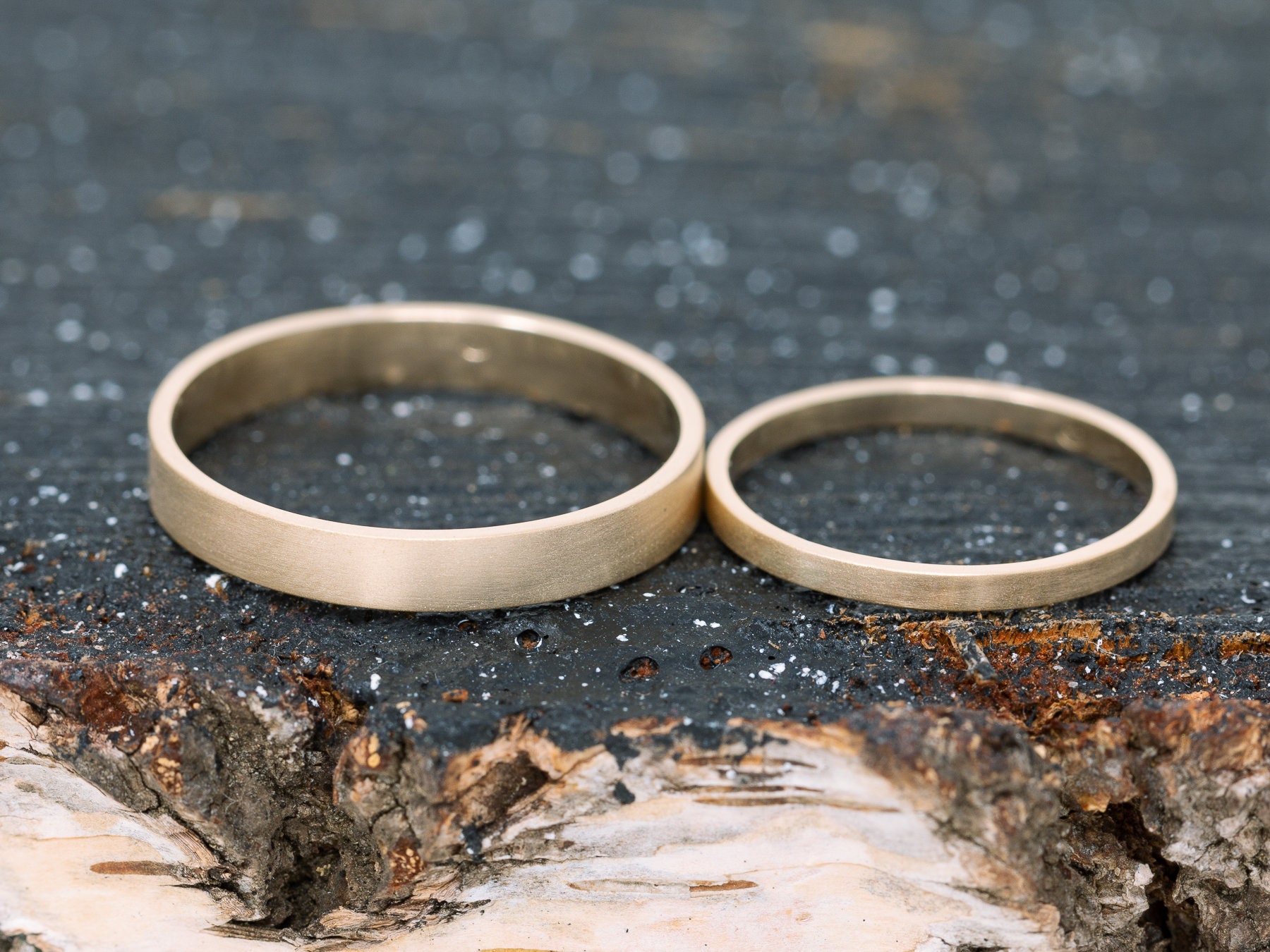 Infinitas Ring Set, in 14 Karat Gelbgold, 1, 5 Mm Und 3 Breite, Matte Oberfläche, Handgefertigtes Gold Ehering Minimalistisch, Klassisch von SilverCaveDesigns