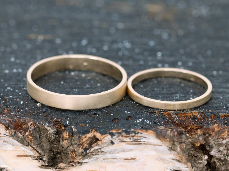 Infinitas Ring Set, in 14 Karat Gelbgold, 1, 5 Mm Und 3 Breite, Matte Oberfläche, Handgefertigtes Gold Ehering Minimalistisch, Klassisch von SilverCaveDesigns