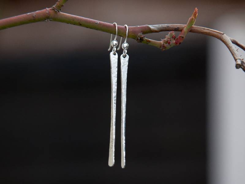 Handgemachte Sterling Silber Gehämmerte Bar Tropfen Ohrringe von SilverCaveDesigns