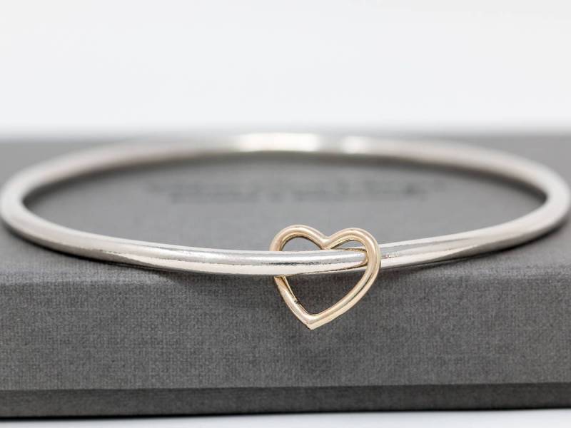 sterling Silber Armreif Mit 9 Karat Gold Herz Anhänger|sterlingsilber Anhänger|Herz Armreif|Gold Armreif|Geschenk Zum Valentinstag von SilverCaveDesigns