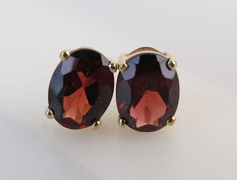 Edle Weinrote Rhodolith Granat 2.2 Cwt 14K Gold Ohrstecker von SilverChai